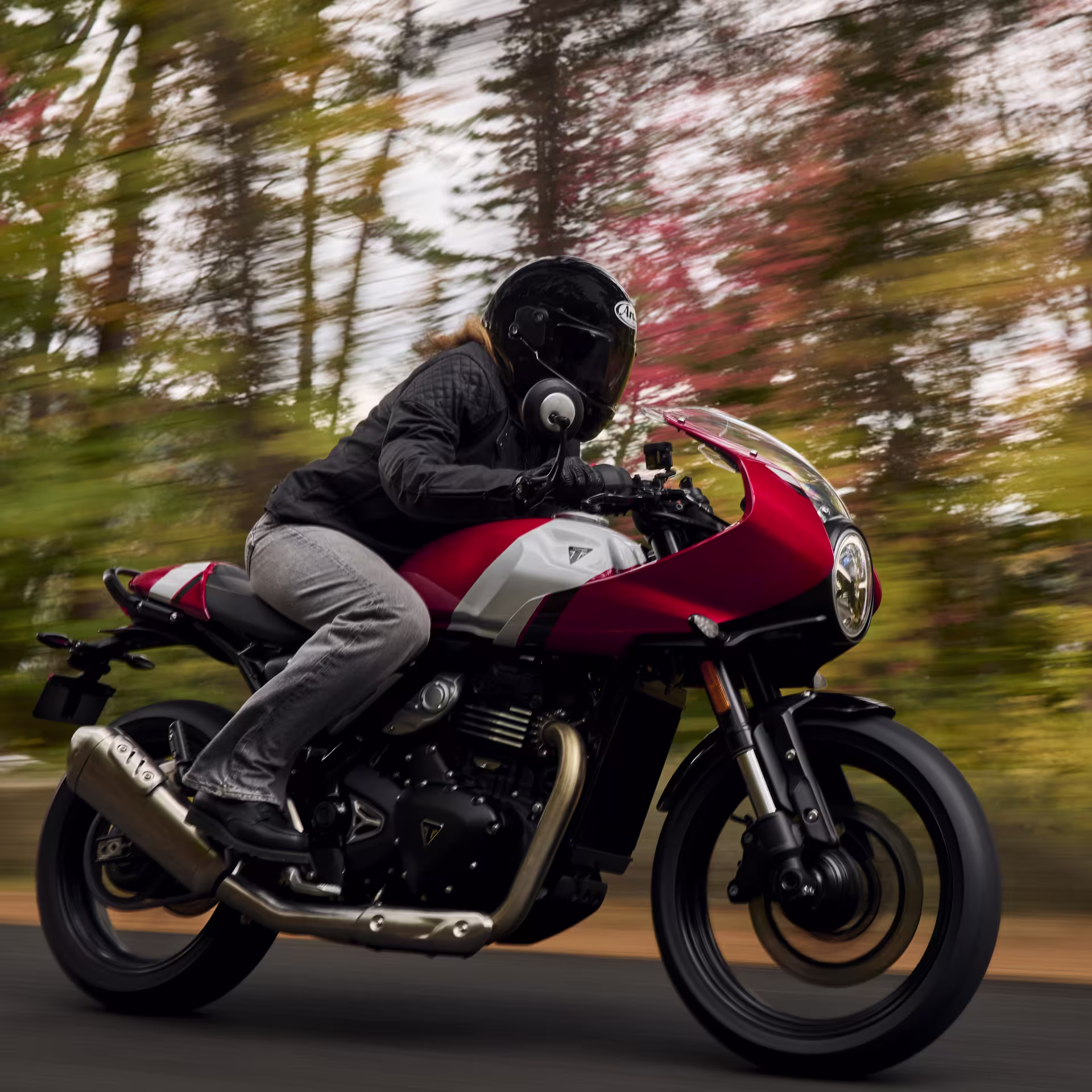 Triumph Thruxton 400 em estúdio