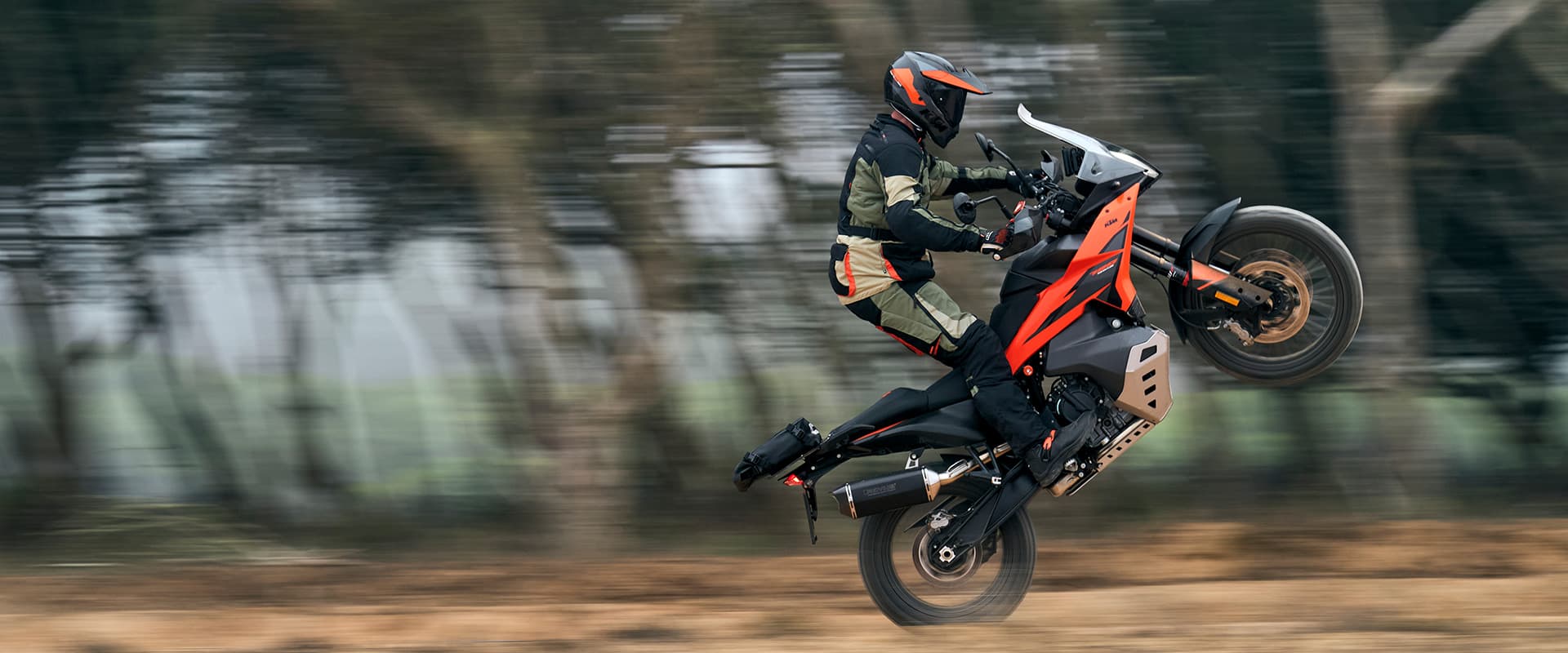 KTM 790 Adventure empinando em trilha de terra